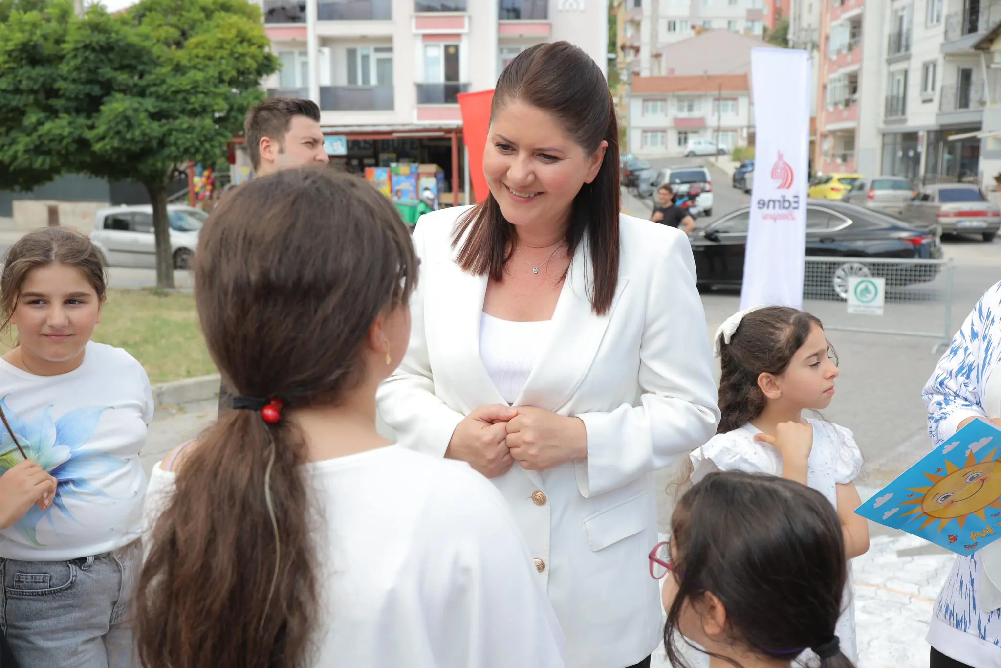 BAŞKAN GENCAN, KARNE GÜNÜNDE ÇOCUKLARLA GÜVENLİ SOKAKTA BULUŞTU galeri görseli